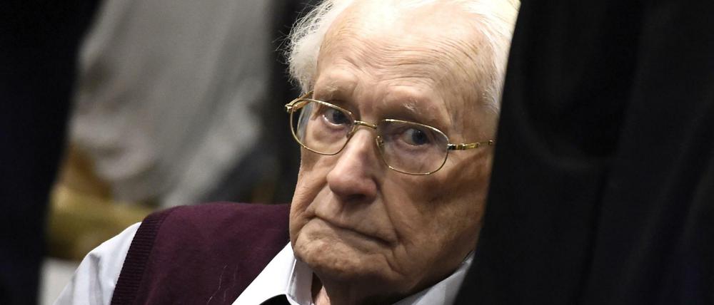 Der wegen Beihilfe zum Mord in 300.000 Fällen verurteilte frühere SS-Mann Oskar Gröning im Gericht in Lünenberg. 