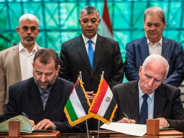 Vertreter der Hamas (links) und der Fatah unterzeichnen das Versöhnungsabkommen.