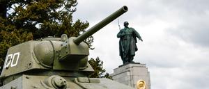 Ein alter Panzer am Sowjetischen Ehrenmahl in Berlin-Tiergarten, das zugleich Grabstätte für 2000 sowjetische Soldaten ist.