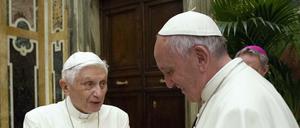 Papst Franziskus (rechts) und sein Vorgänger Benedikt (Archivbild vom Juni 2016) 