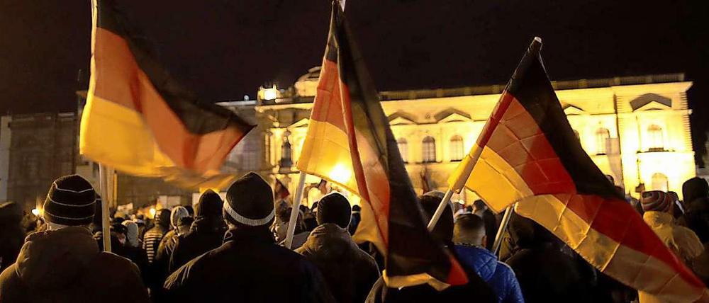 In Dresden folgten erneut mehr als 10.000 Menschen dem Aufruf der Pegida-Veranstalter.