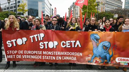 Demonstranten protestieren gegen die Freihandelsabkommen Ceta und TTIP in Brüssel.