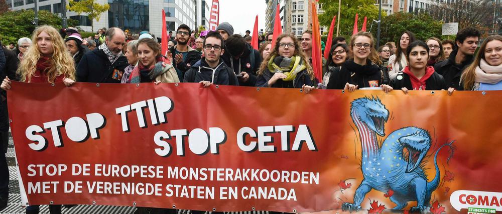Demonstranten protestieren gegen die Freihandelsabkommen Ceta und TTIP in Brüssel.