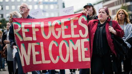 In Stockholm demonstrieren Menschen für die Aufnahme von Flüchtlingen.