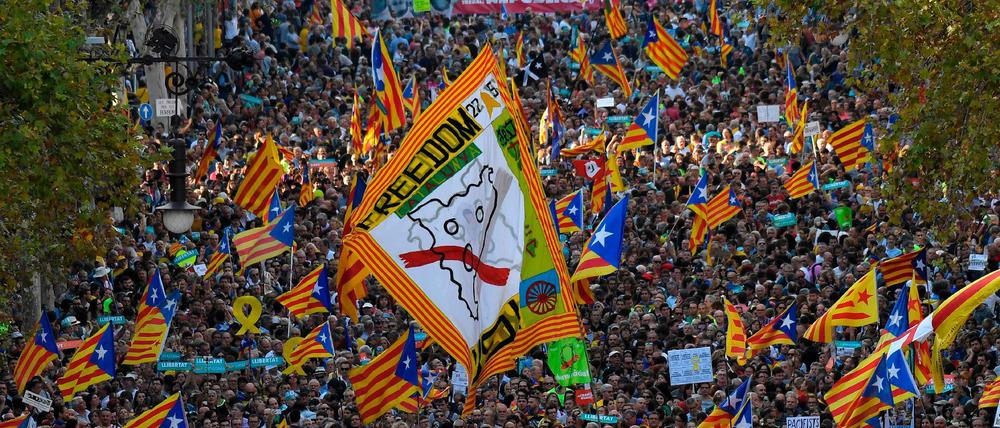 Tausende Anhänger der Unabhängigkeitsbewegung gingen in Barcelona auf die Straße.