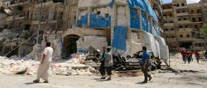 Bei einem Luftschlag wurde in Aleppo eine Klinik und angrenzende Gebäude getroffen. Dabei sollen bis zu 30 Menschen ums Leben gekommen sein.
