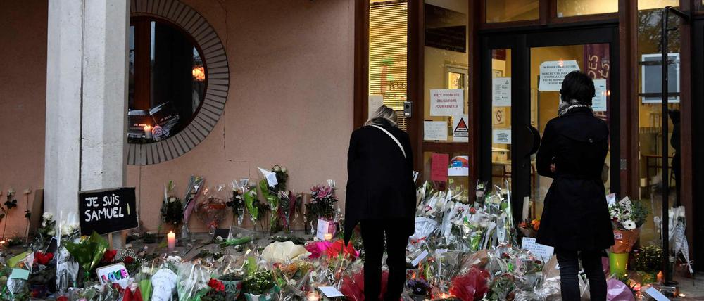 Trauer um Terroropfer. Vor der Schule des am Freitag von einem Islamisten ermordeten Lehrers Samuel Paty zeigen Mitbürger ihre Anteilnahme.