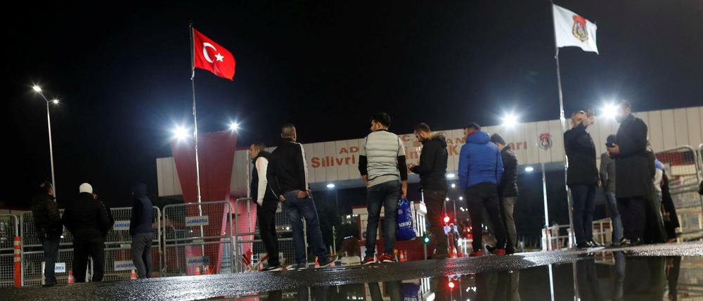 Menschen warten vor dem Silivri-Gefängnis bei Istanbul, wo unter anderen Deniz Yücel in U-Haft sitzt.