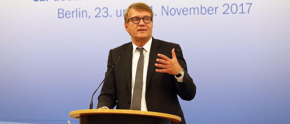 Der deutsche Co-Vorsitzende des Petersburger Dialogs, Ronald Pofalla, spricht am 23.11.2017 auf der Konferenz des 16. Petersburger Dialogs im Roten Rathaus in Berlin.