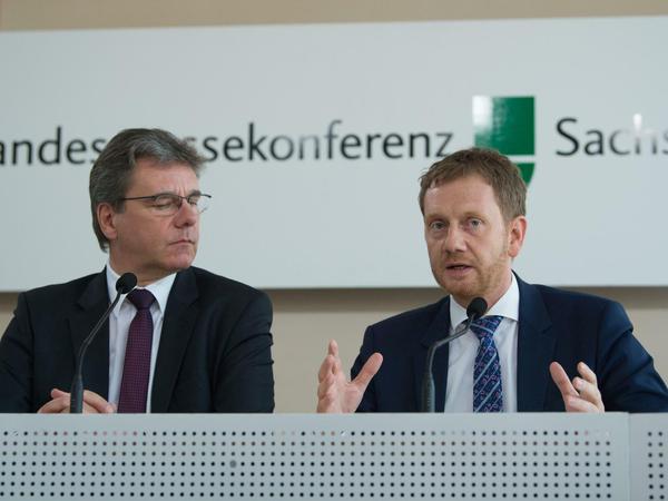 CDU-Sachsen-Politiker Michael Kretschmer (rechts) und Frank Kupfer am Donnerstag vor der Landespressekonferenz in Dresden.
