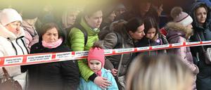 Geflüchtete Frauen und Kinder aus der Ukraine hinter einer Absperrung im polnischen Przemysl