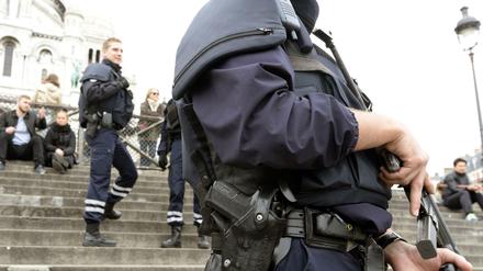 Polizisten vor der Kirche Sacre Coeur in Paris.