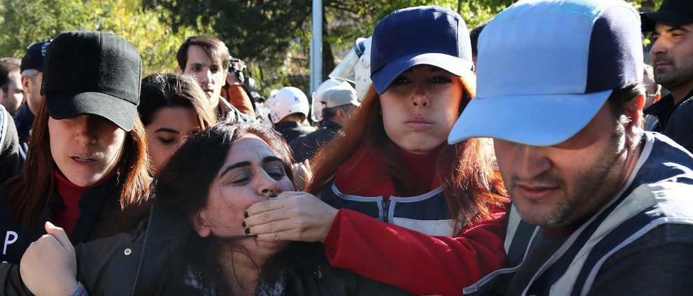Polizisten halten der früheren kurdischen Politikerin Sebahat Tuncel bei ihrer Festnahme den Mund zu. 