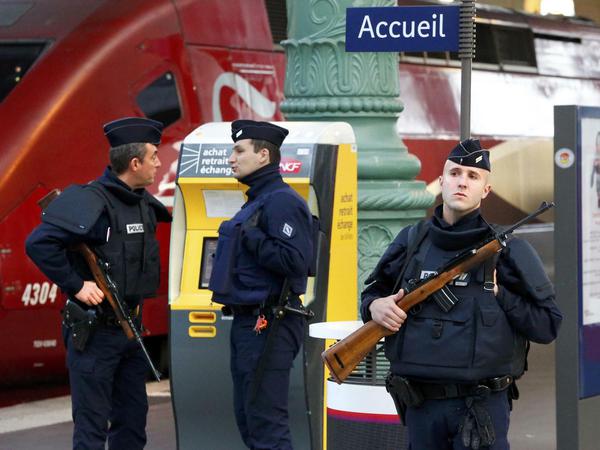 Französische Polizisten am Bahnhof Gare du Nord am Morgen nach der Serie von Anschlägen in Paris. 
