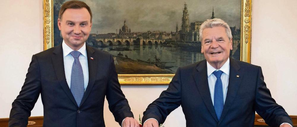 Der Fußball verbindet noch: Die Staatsoberhäupter Andrzej Duda (links) und Joachim Gauck im Juni 2016. Der 25. Jahrestag des Nachbarschaftsvertrags fiel mit dem EM-Spiel Deutschland-Polen zusammen.