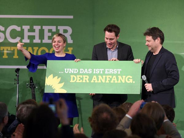 Katharina Schulze (l-r) und Ludwig Hartmann von den bayerischen Grünen sowie der Bundesvorsitzende der Grünen, Robert Habeck, wollen auf dem politischen Aschermittwoch den Aufbruch einläuten.