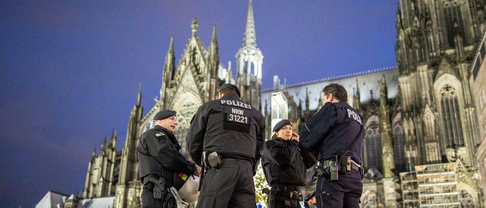 Polizisten vor dem Hauptbahnhof neben dem Kölner Dom