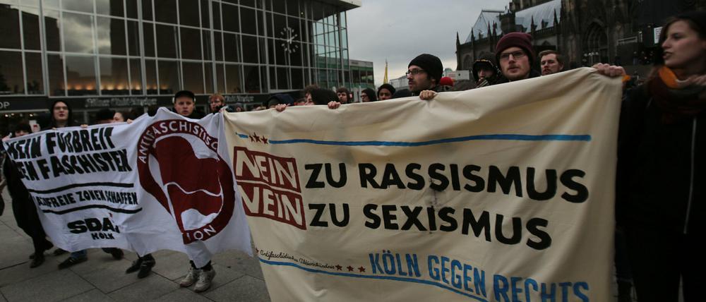 Vor dem Hauptbahnhof in Köln demonstrieren Menschen gegen Rassismus und Sexismus.