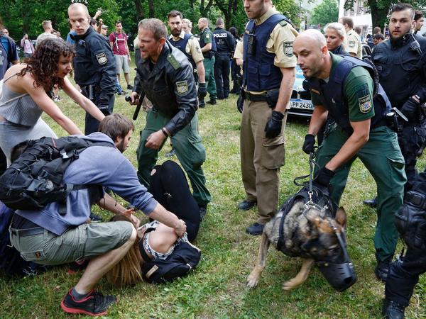 Die Polizei geht am Mittwoch in Nürnberg mit Schlagstöcken und einem Hund gegen Schüler vor.