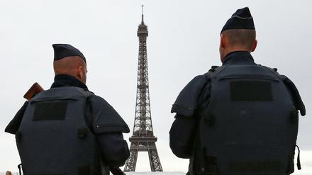 Ein Land in Alarmbereitschaft: Französische Polizisten am Eiffel-Turm in Paris.