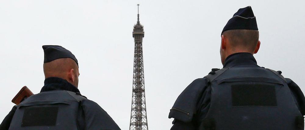 Ein Land in Alarmbereitschaft: Französische Polizisten am Eiffel-Turm in Paris.