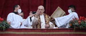 Papst Franziskus erteilte nach seiner Weihnachtsansprache im Vatikan den traditionellen Segen „Urbi et orbi“.