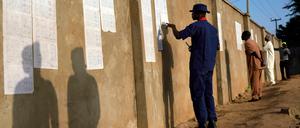 Nigerianer überprüfen die Wählerlisten an einem Wahllokal. 