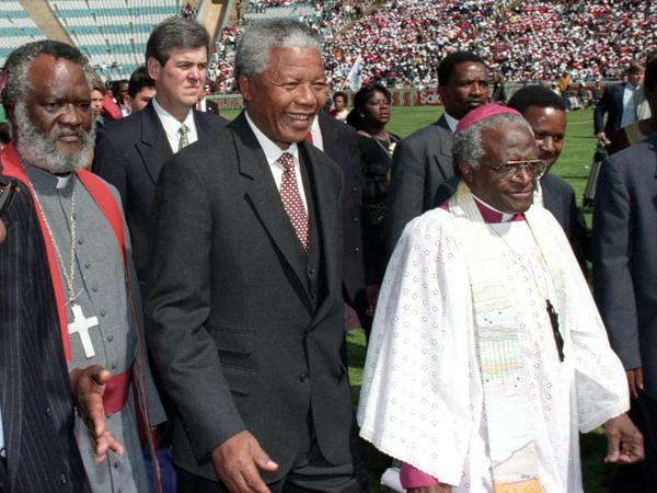 Südafrikas Ex-Präsident Nelson Mandela und Desmond Tutu im Jahr 1994.