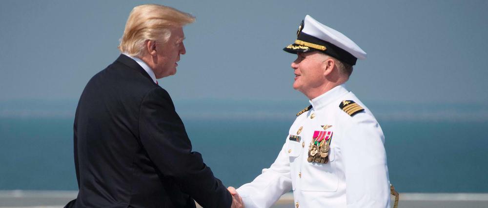 Donald Trump wird am Samstag vom Kapitän der USS Gerald R. Ford, Rick McCormack, begrüßt. 