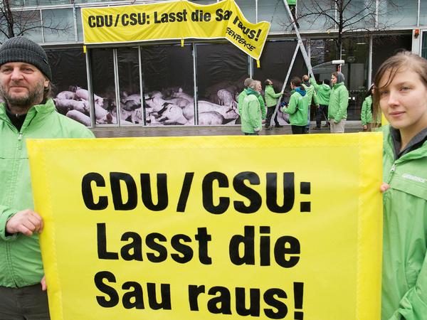 Greenpeace-Aktivisten demonstrieren vor der CDU-Zentrale für ein Umdenken in der Agrarpolitik.