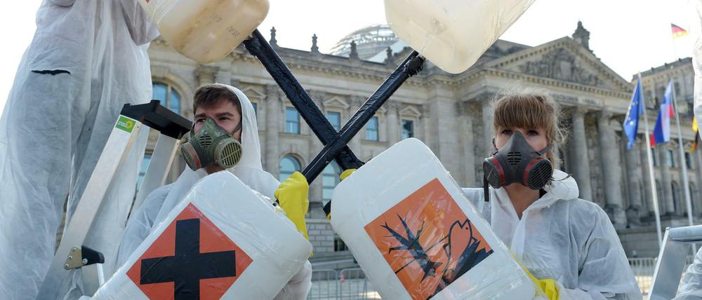 Prinzipielle Erwägungen. Umweltschutz-Aktivisten protestierten vergangene Woche vor dem Bundestag gegen den Einsatz des Pflanzenschutzmittels Glyphosat. 