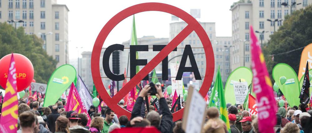 Tausende Menschen nehmen am im September an der Demonstration gegen die Handelsabkommen Ceta und TTIP in Berlin teil. 