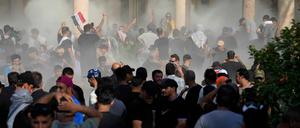 Irakische Sicherheitskräfte feuern Tränengas auf die Anhänger des schiitischen Geistlichen Al-Sadr im Regierungspalast. 