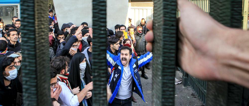 Der Nachrichtenagentur AP zufolge zeigt dieses Foto Studenten, die in Teheran gegen die Regierung protestieren.