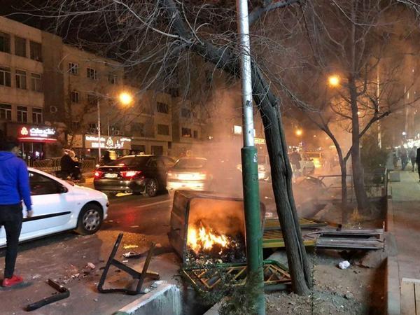 Eine brennende Mülltonne liegt in Teheran nach Protesten am Straßenrand. 