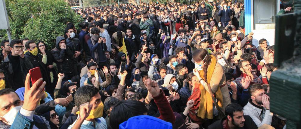 Studenten protestieren auf dem Gelände der Universität in Teheran. Iranische Sicherheitskräfte setzten Tränengas ein, um Demonstranten zu zerstreuen.