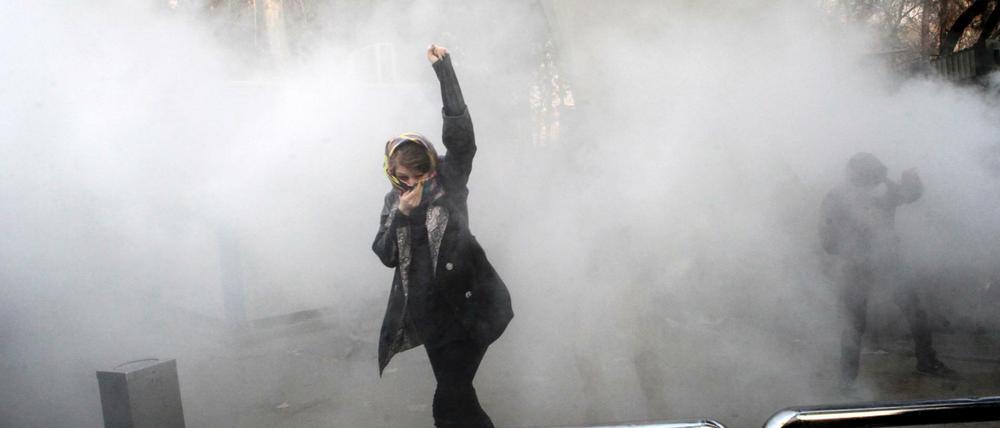 Tränengas gegen Demonstranten. Die Behörden versuchen, die Kundgebungen aufzulösen. Bisher sind bei den Protesten zwölf Menschen ums Leben gekommen.