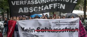 Für weitere Ermittlungen im Umfeld der NSU-Mordserie und für eine Abschaffung des Verfassungsschutzes protestiere mehrere hundert Menschen in Frankfurt. 