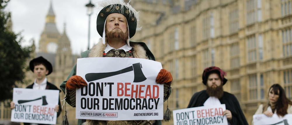 "Köpft nicht unsere Demokratie" - Demonstranten in Kleidung der Zeit Heinrichs VIII. vor dem Unterhaus.