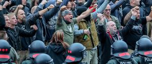 Demonstranten aus der rechten Szene vergangenen August in Chemnitz. Die Szene wächst kaum, doch die Gewaltbereitschaft ist immens. 