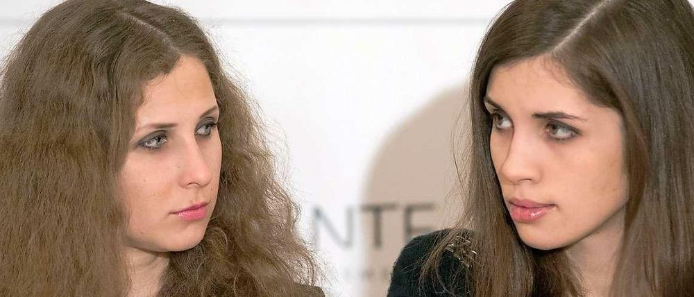 Maria Aljochina und Nadeschda Tolokonnikowa sehen einander an. 