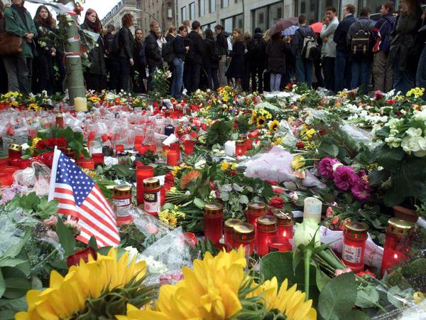 Dieser Anblick, zwei Wochen nach den Anschlägen des 11. September, hat US-Vizepräsident bis heute beeindruckt. In Berlin stehen die Menschen vor der US-Botschaft an, um zu kondolieren. Vor den Toren ein Meer aus Blumen.
