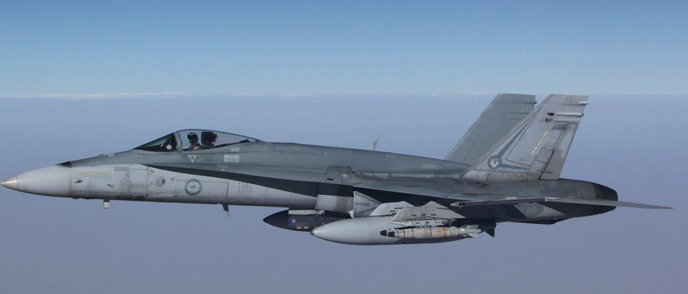 epa04926556 A handout image released by the Royal Australian Air Force (RAAF) on 12 September 2015 shows two F/A-18A Hornets from Australia's Air Task Group fly in formation with a Royal Australian Air Force KC-30A Multi Role Tanker Transport aircraft during the first missions of Operation OKRA over Syria, 11 September 2015. The Australian Defense Force Operation OKRA started in August 2014 with the aim to combat IS in Iraq and the Levant. EPA/RAAF / SGT Pete AUSTRALIA AND NEW ZEALAND OUT HANDOUT EDITORIAL USE ONLY/NO SALES +++(c) dpa - Bildfunk+++