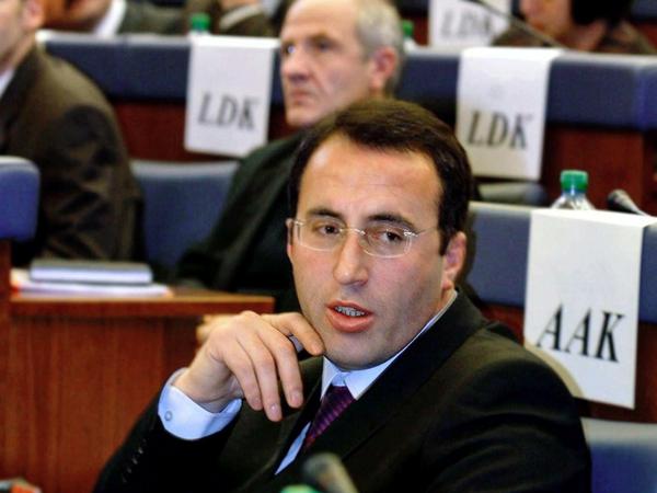 Frisch gewählter Premier Ramush Haradinaj in Pristina 2004 - heute ist er wieder im Amt.