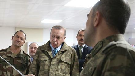 Ein vom Presidency Press Service zur Verfügung gestelltes Foto zeigt den türkischen Präsidenten Recep Tayyip Erdogan (M) während eines Briefings nahe der syrischen Grenze. 
