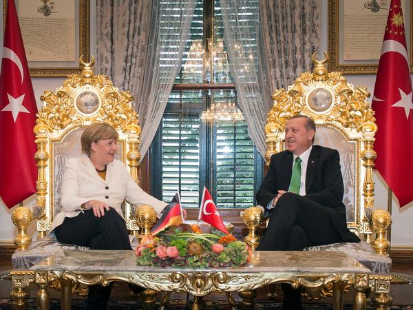 Erwischt. Hier schlägt Erdogan die Beine übereinander. Bild vom besuch der Kanzlerin 2015.