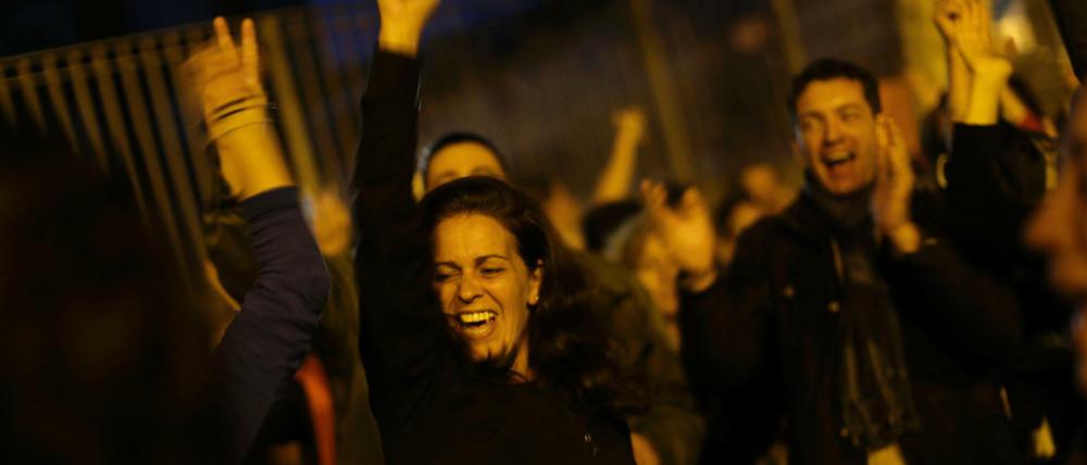 Befürworter der Unabhängigkeit Kataloniens jubelten in Barcelona schon nach Schließung der Wahllokale.