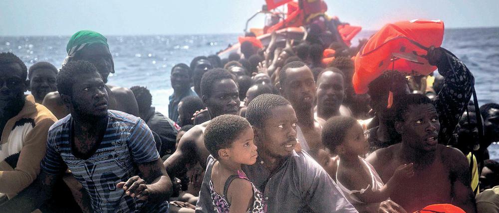 Flüchtlinge aus Nordafrika warten vor der libyschen Küste darauf, von einer spanischen Nichtregierungsorganisation gerettet zu werden.