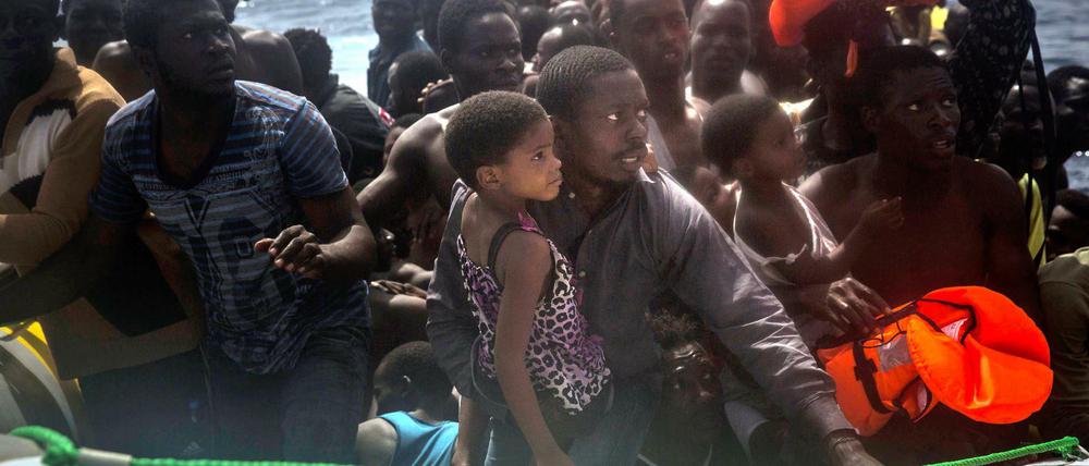 Flüchtlinge aus Nordafrika vor der libyschen Küste kurz vor ihrer Rettung durch die spanische NGO „Proactiva Open Arms“ Ende Juli.