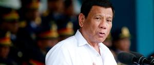 Der philippinische Präsident Rodrigo Duterte hat einen umstrittenen Hitler-Vergleich gemacht - den sein Außenminister nun in Berlin ebenfalls gutgeheißen hat.